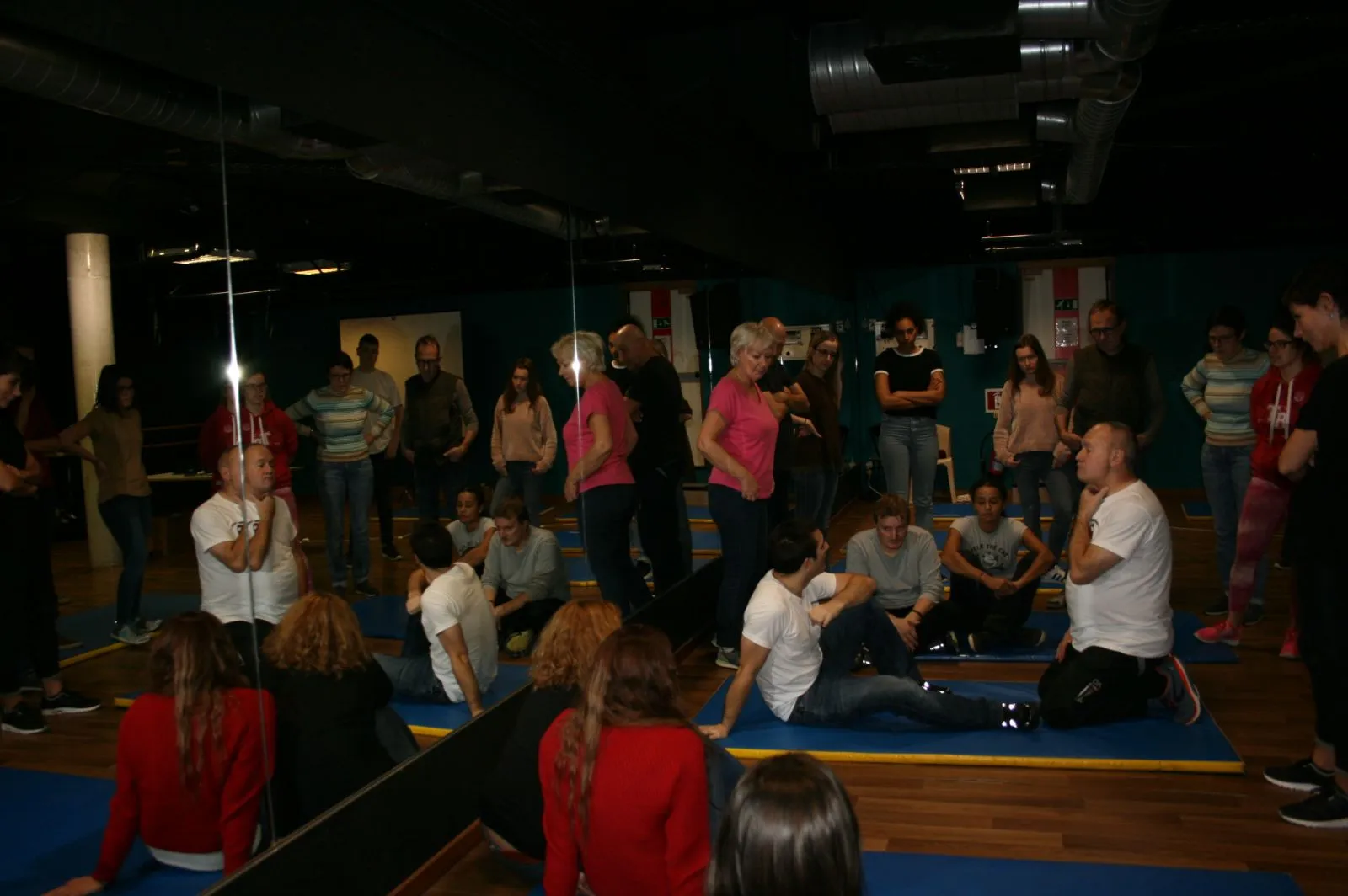 Groupe de participants pendant un stage de self-défense